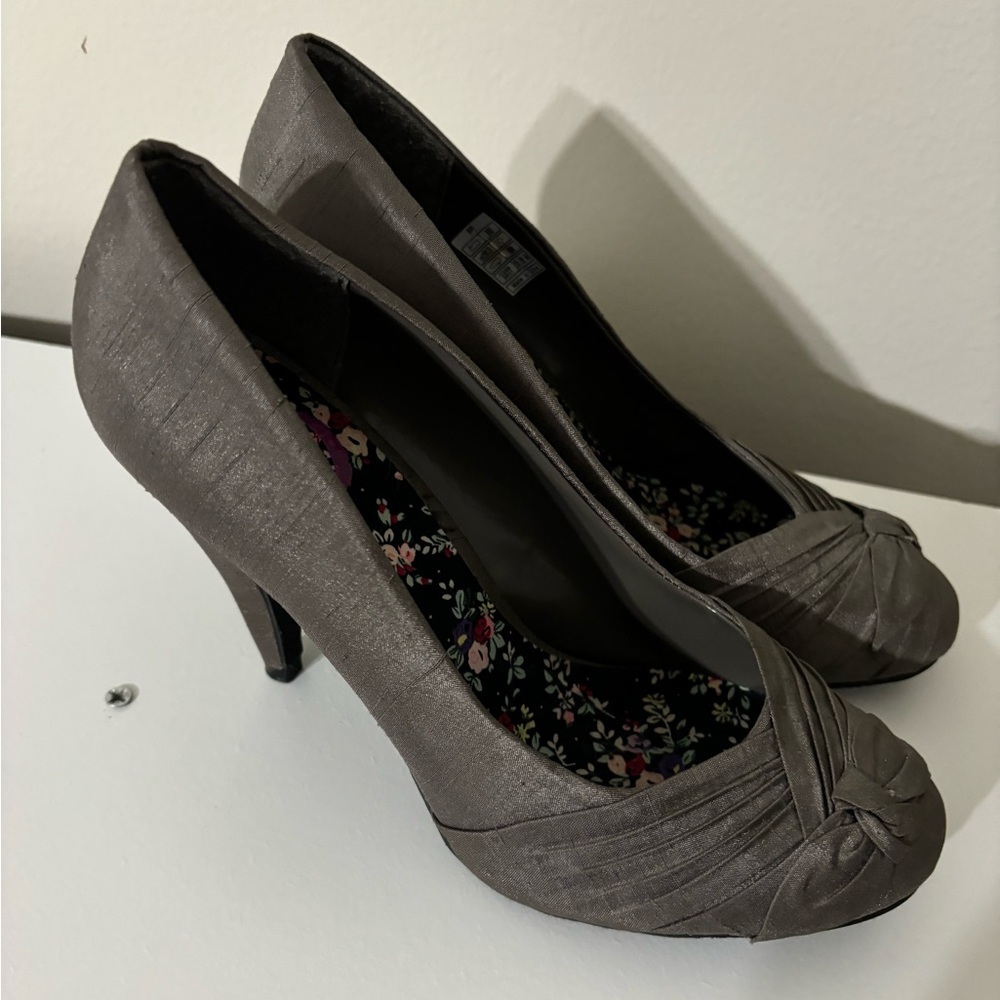 Gray Heels - Picture 3 of 6